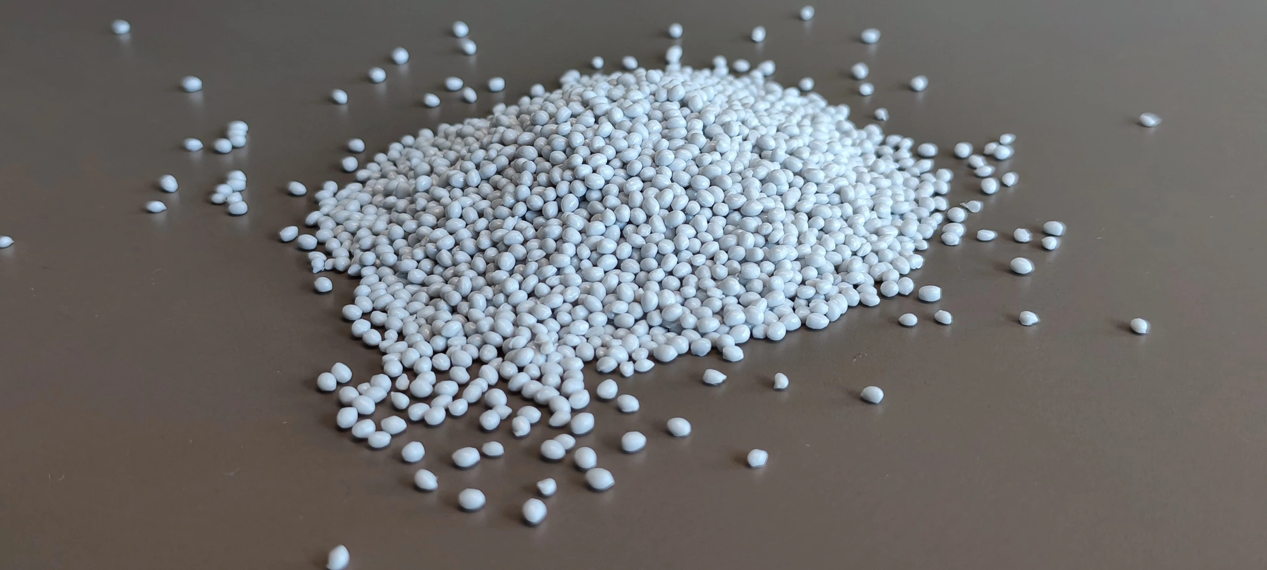 Bottle-to-bottle rPET resin made from recycled rPET flakes.