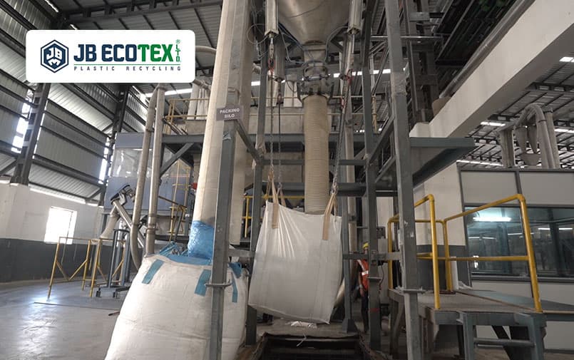 packing of pet flakes